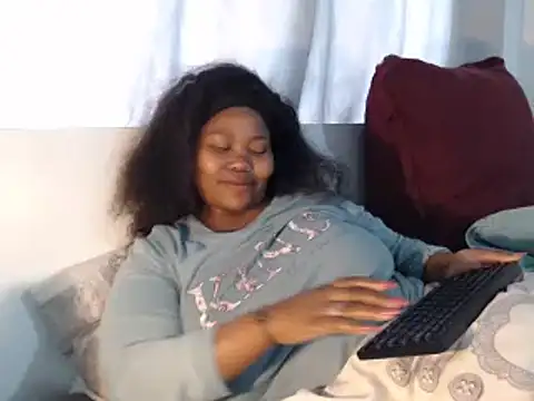 Snapshot of Real1SweetQueen chatting on October 18, 8:06 am Real1SweetQueen online show from October 18, 8:06 am