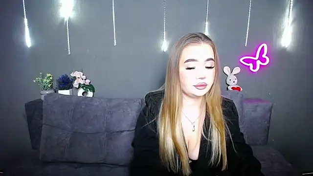 StacyYellig online show from April 24, 8:33 pm