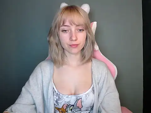 LuciaYoung online show from April 7, 6:10 pm