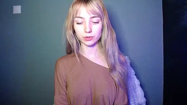 LuciaYoung online show from February 4, 4:10 pm