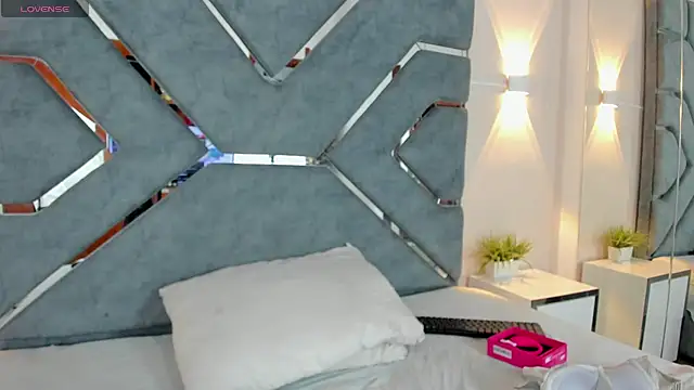 LucciaPorter online show from December 20, 9:30 pm