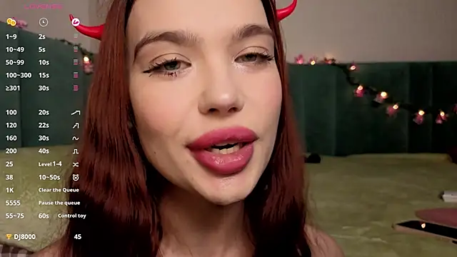 PrettyLilie online show from November 18, 12:28 pm