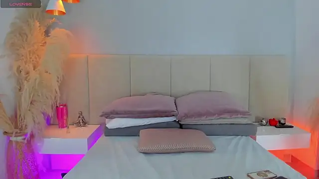 Snapshot of sofia_pamela chatting on October 8, 7:18 pm sofia pamela online show from October 8, 7:18 pm