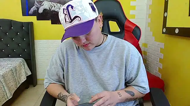 isabeautyx19 online show from September 19, 4:00 am