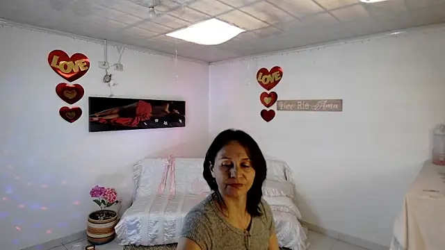 Latin Lola online show from April 20, 8:01 pm