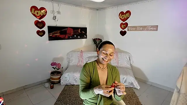 Latin Lola online show from April 17, 9:50 pm