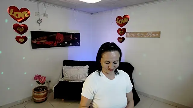 Latin Lola online show from April 6, 8:21 pm