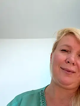 EmmaInLove23 online show from October 3, 5:23 am