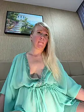 EmmaInLove23 online show from May 30, 12:14 pm