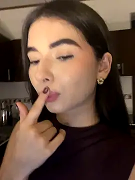 Coralinee 01 online show from November 26, 12:44 am