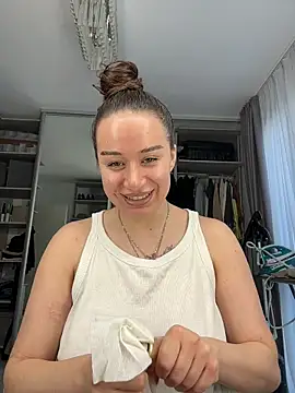 vixennn online show from April 3, 2:04 pm