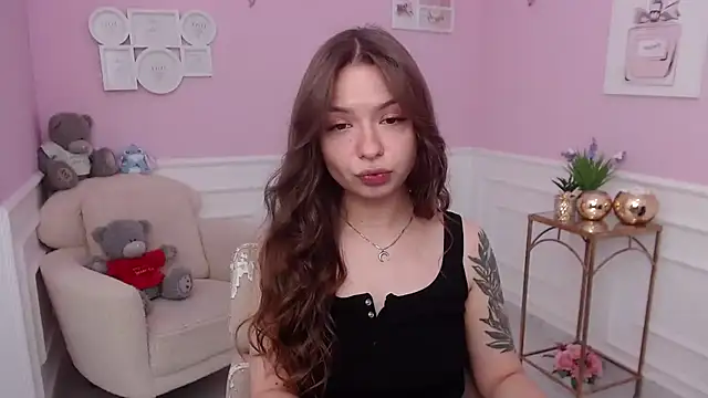 Snapshot of LucySkilar chatting on October 20, 4:37 am LucySkilar online show from October 20, 4:37 am
