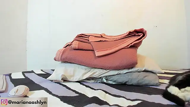 Melaniegirl17 online show from December 4, 7:03 pm