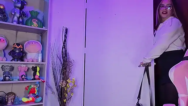 Snapshot of EmilyMiller_ chatting on September 14, 7:34 pm EmilyMiller online show from September 14, 7:34 pm
