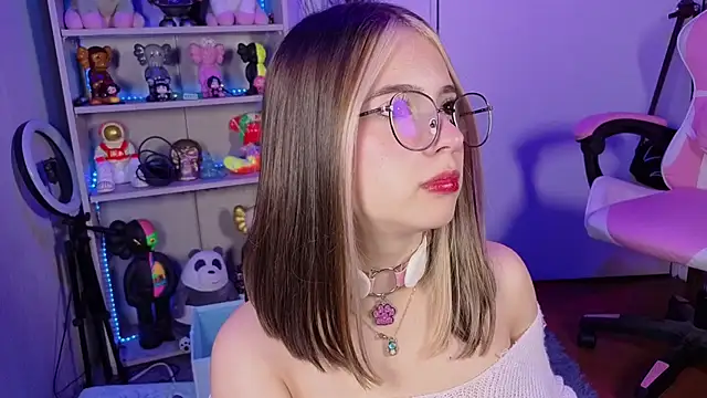 Snapshot of EmilyMiller_ chatting on September 18, 5:11 pm EmilyMiller online show from September 18, 5:11 pm