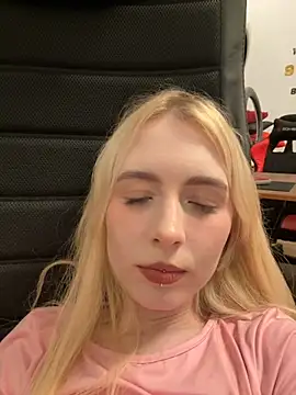 Crayzy Luv online show from November 1, 12:53 pm