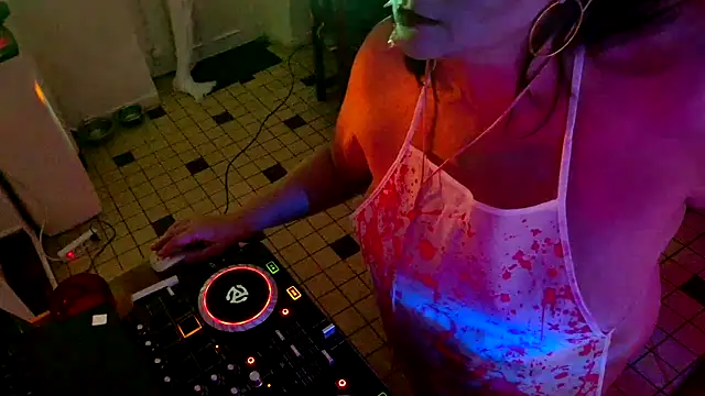 Lola-squirt online show from October 31, 10:14 pm