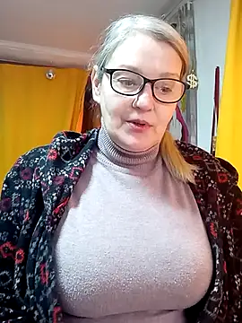 irinamaux online show from March 18, 6:40 am