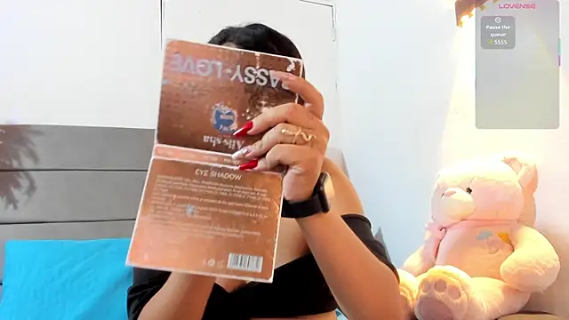 Julieta Coopeer  online show from March 21, 10:42 am