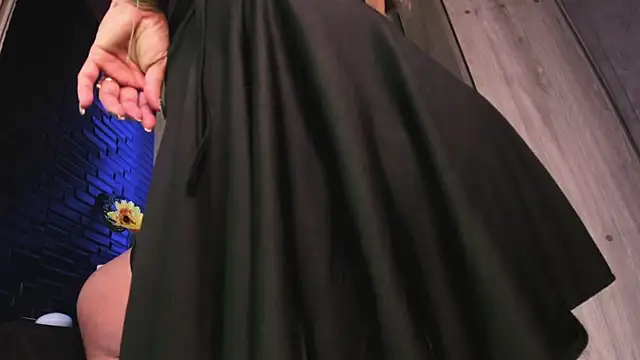 LaureenHills online show from March 14, 1:06 am