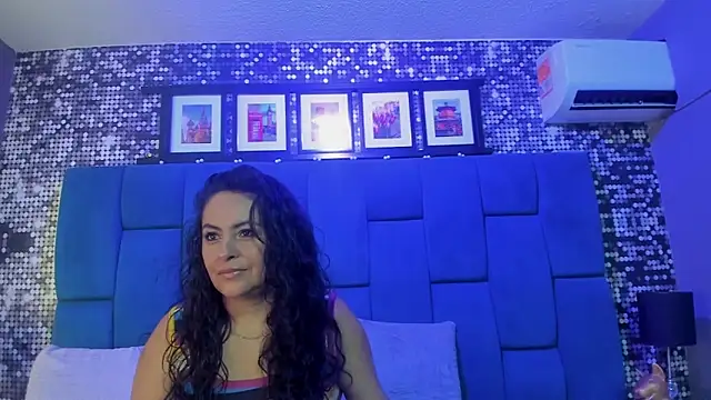 Snapshot of hanny_milf chatting on October 22, 11:37 am hanny milf online show from October 22, 11:37 am