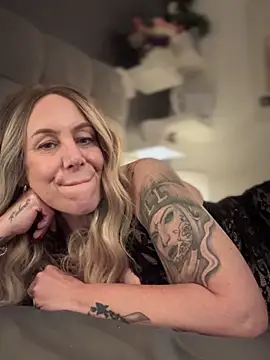 blondebitch2 online show from November 16, 9:48 pm