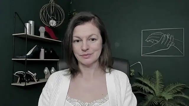 VivianWILD online show from February 3, 8:30 am