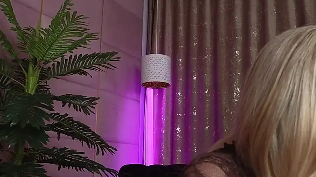 Elliblue online show from September 28, 1:23 am