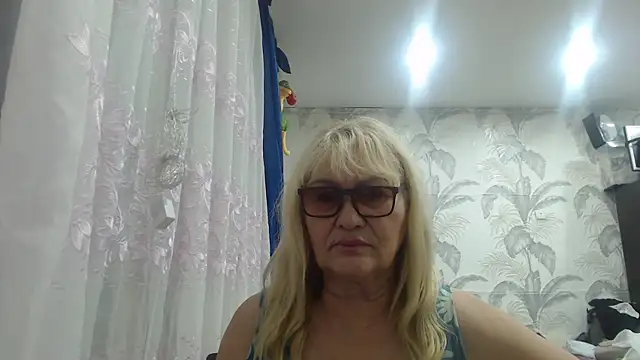 CamDiva113 online show from October 31, 12:23 am