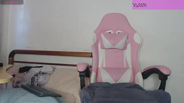 nicolle paradise  online show from October 13, 9:28 pm