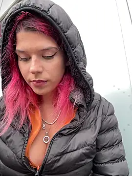 RiriRoseey online show from October 6, 7:25 am