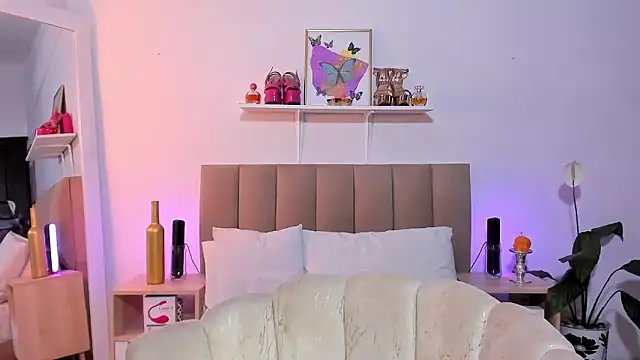 Zoe Gruber online show from January 18, 1:35 am