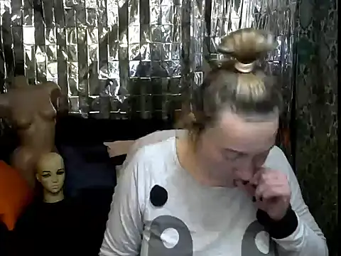 wLESLYMOSw online show from February 9, 8:44 pm