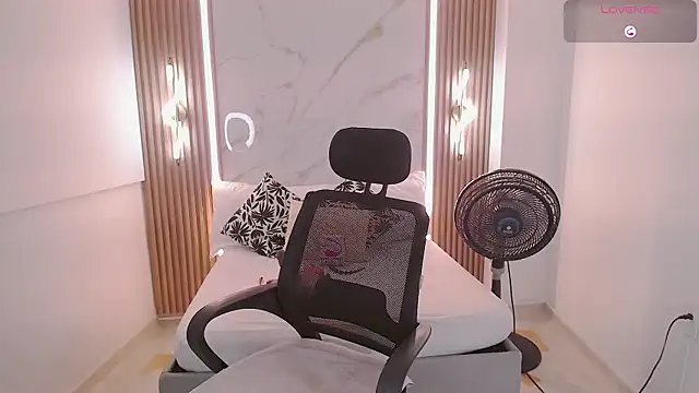 Mariana Rojas online show from April 15, 4:57 am