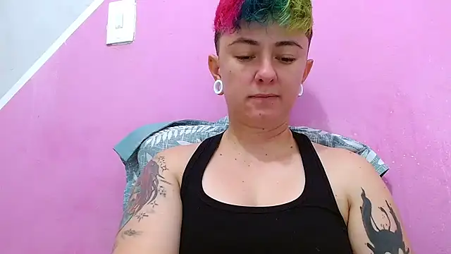 Snapshot of tomboyblue chatting on October 6, 10:47 pm tomboyblue online show from October 6, 10:47 pm