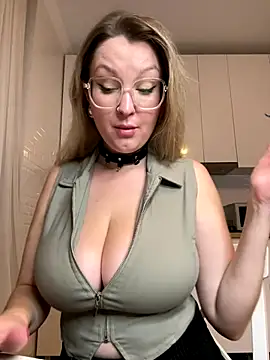 Snapshot of Teya_moon_ chatting on October 6, 6:12 pm Teya moon  online show from October 6, 6:12 pm