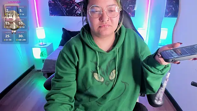 lucky-leah online show from November 18, 4:24 am