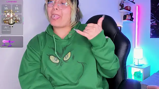 lucky-leah online show from October 26, 4:19 am