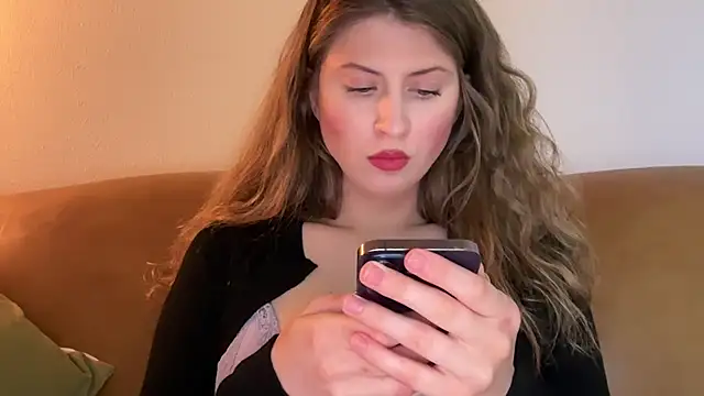 YUMIandbigWOLF online show from September 8, 10:20 pm