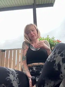 haileyhope  online show from April 15, 10:38 am