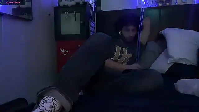 pantslesstraveler plt online show from November 20, 8:59 am