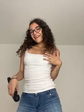 uniquerossie online show from December 15, 8:19 am