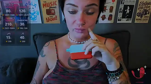 EllieOz online show from July 15, 3:17 pm