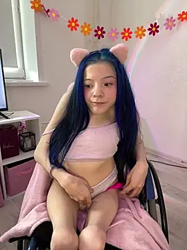 MiniSophiaa online show from April 12, 8:50 am