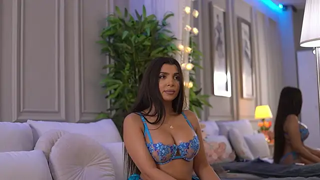 NicoleCellini online show from April 2, 6:05 pm