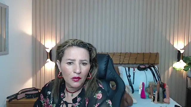 luciana ballesteros  online show from December 3, 12:51 pm