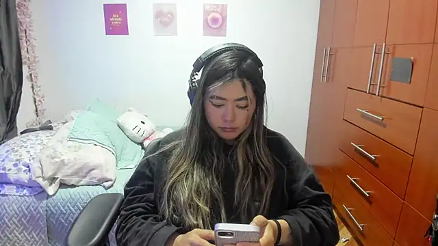 Snapshot of StephaniFox chatting on October 20, 4:15 am StephaniFox online show from October 20, 4:15 am