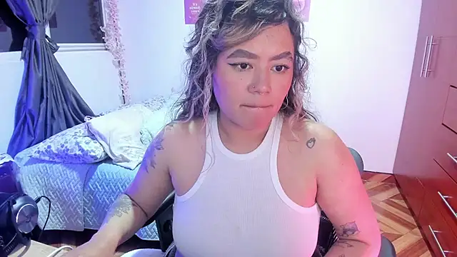 Snapshot of StephaniFox chatting on October 15, 2:25 am StephaniFox online show from October 15, 2:25 am