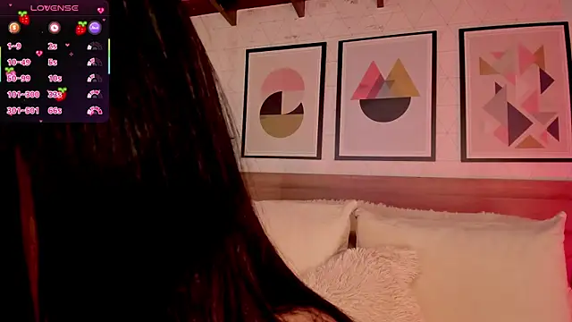 LunaRuso online show from April 5, 8:08 pm