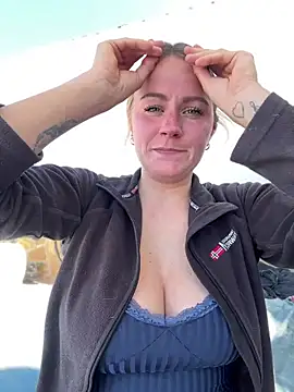 selenaluvv online show from April 16, 10:37 am